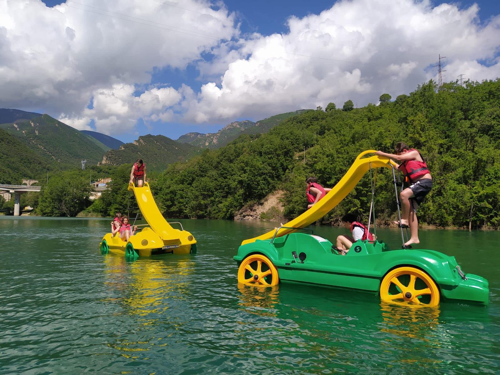 Familia disfrutando de un hidropedal en el pantano de la Baells