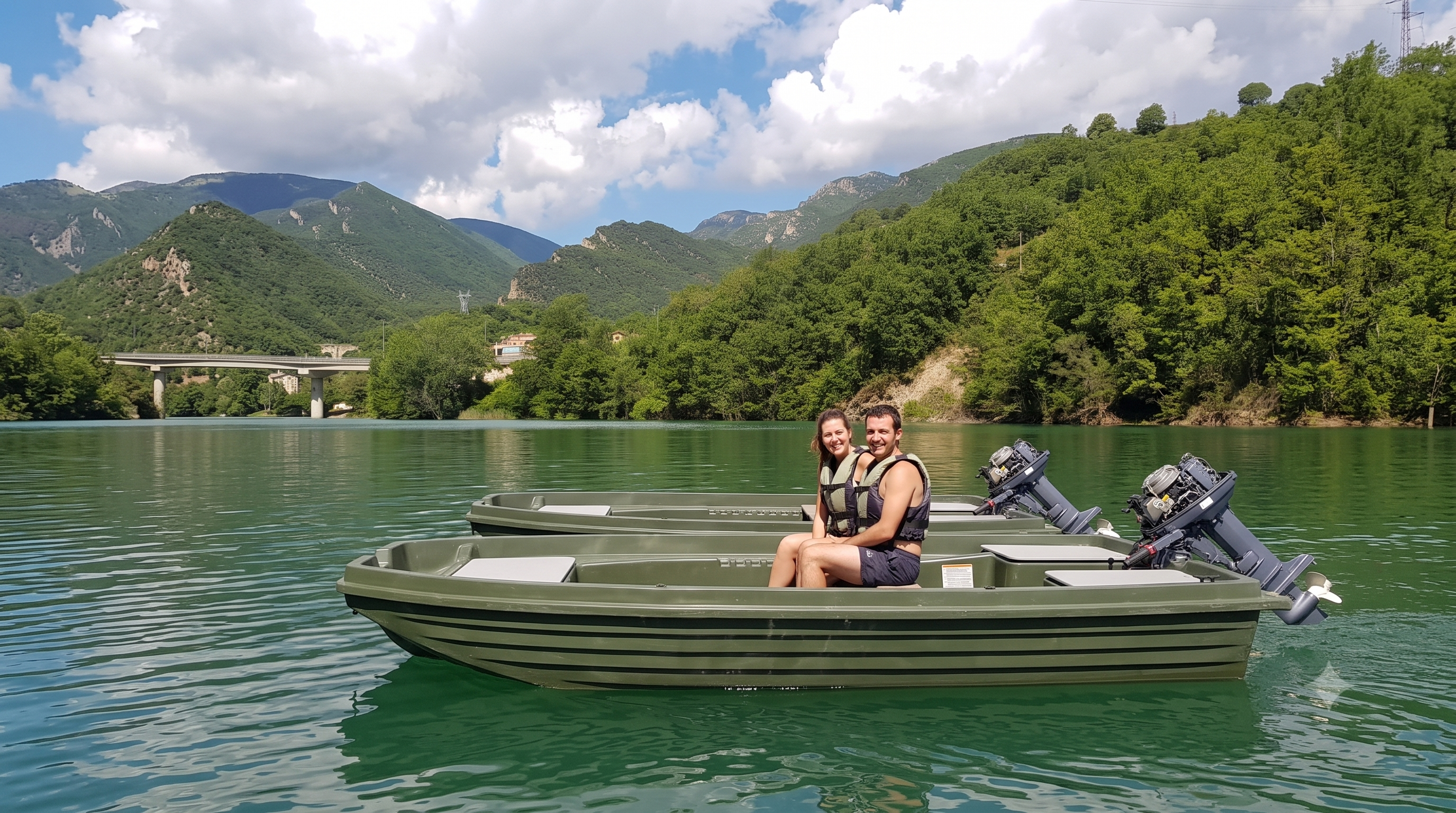 Barca a motor navegando por el pantano de la Baells rodeada de montañas